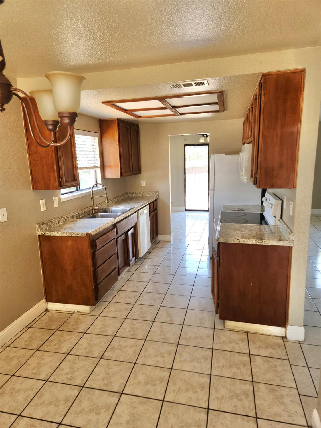 700 Lacross Ct, Modesto, CA 95351