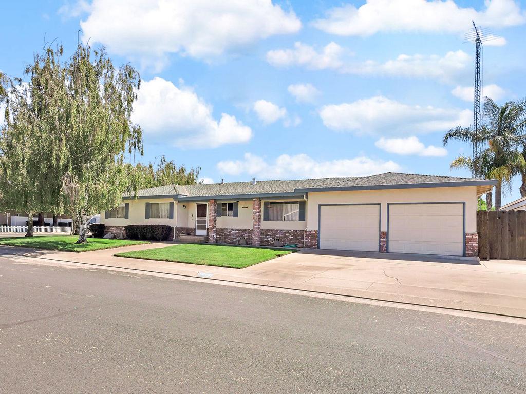 1700 Carignane Way, Escalon, CA 95320