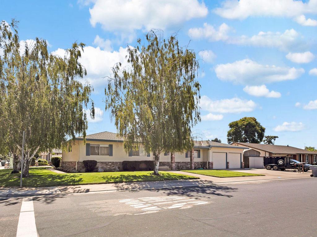 1700 Carignane Way, Escalon, CA 95320