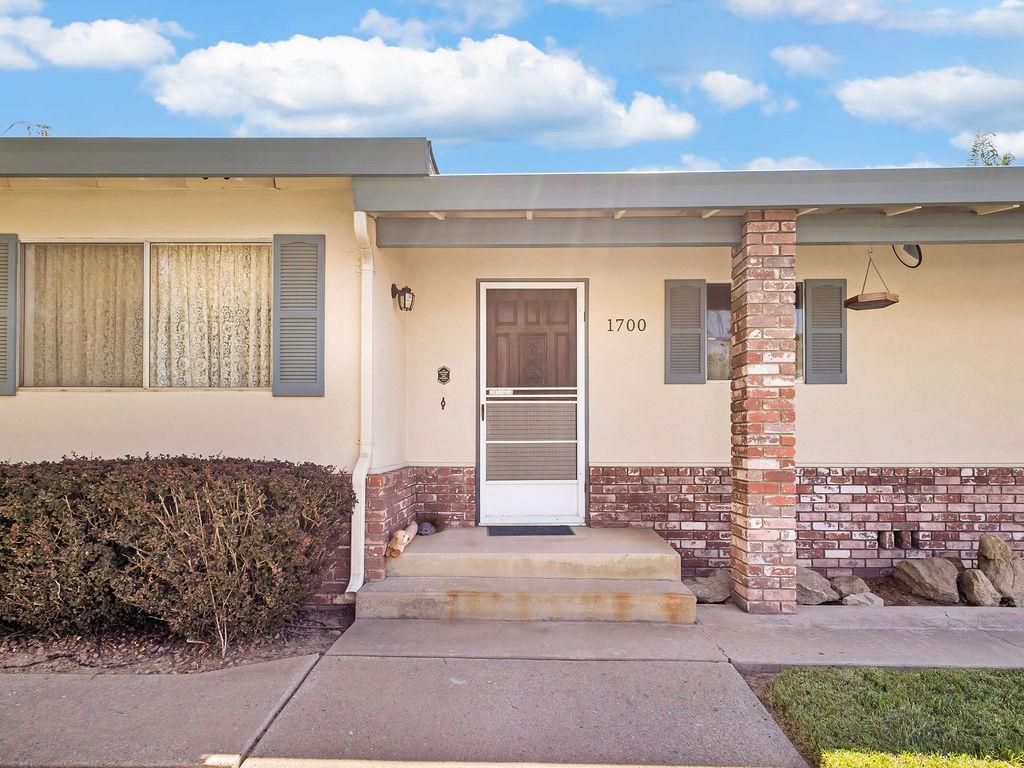1700 Carignane Way, Escalon, CA 95320