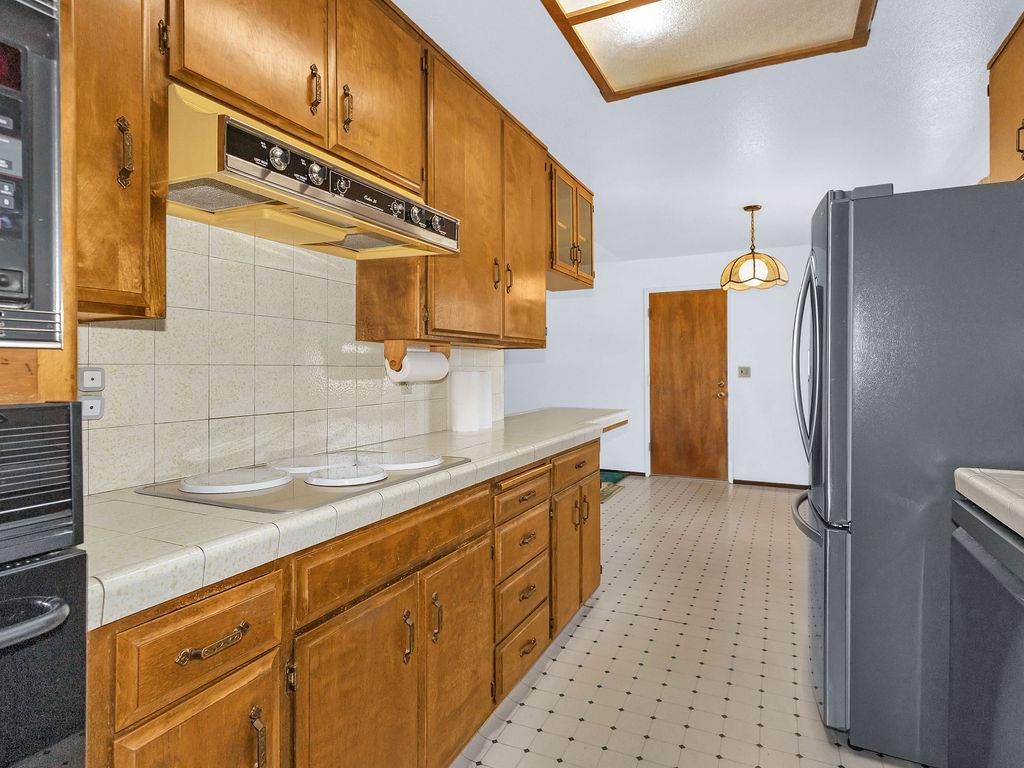 1700 Carignane Way, Escalon, CA 95320