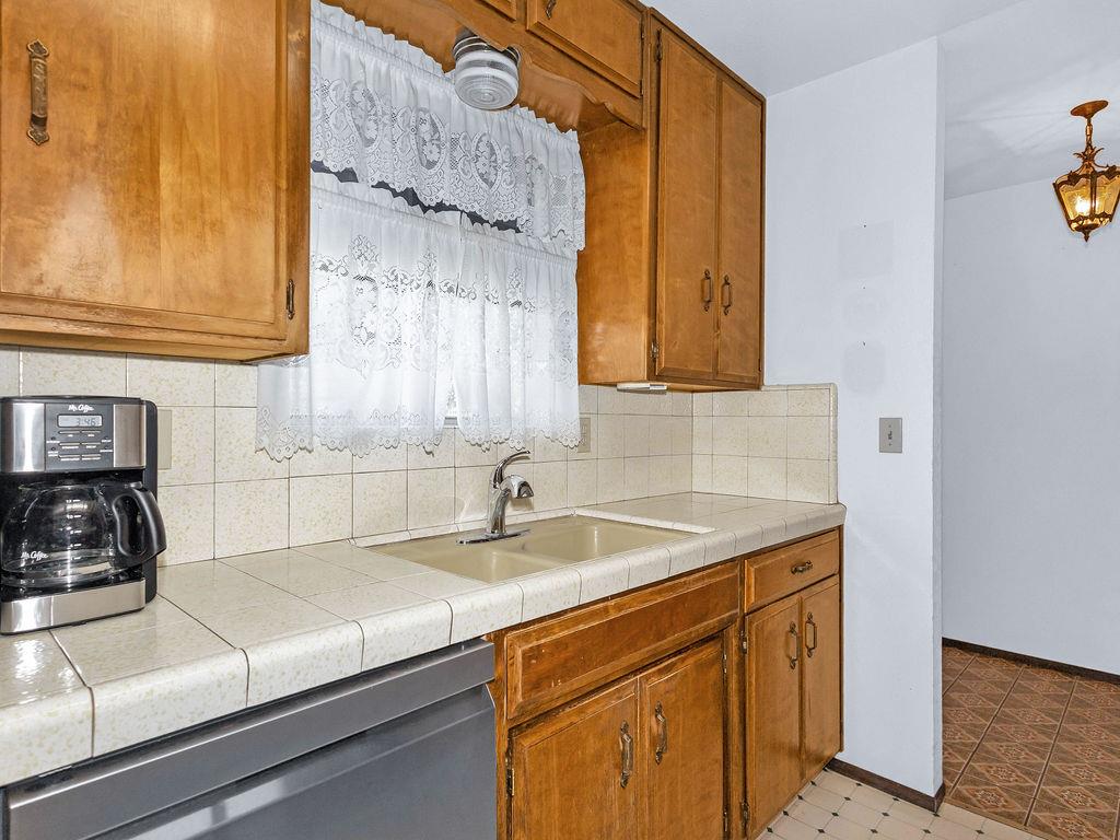 1700 Carignane Way, Escalon, CA 95320