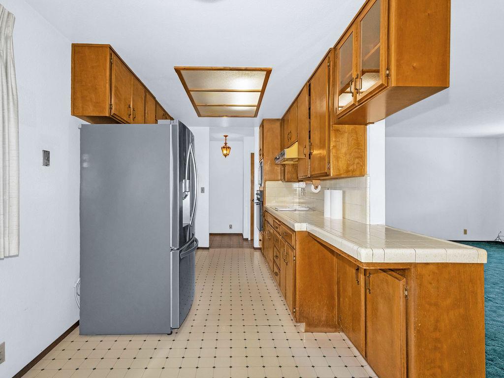 1700 Carignane Way, Escalon, CA 95320
