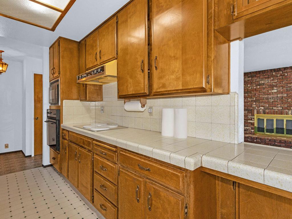 1700 Carignane Way, Escalon, CA 95320