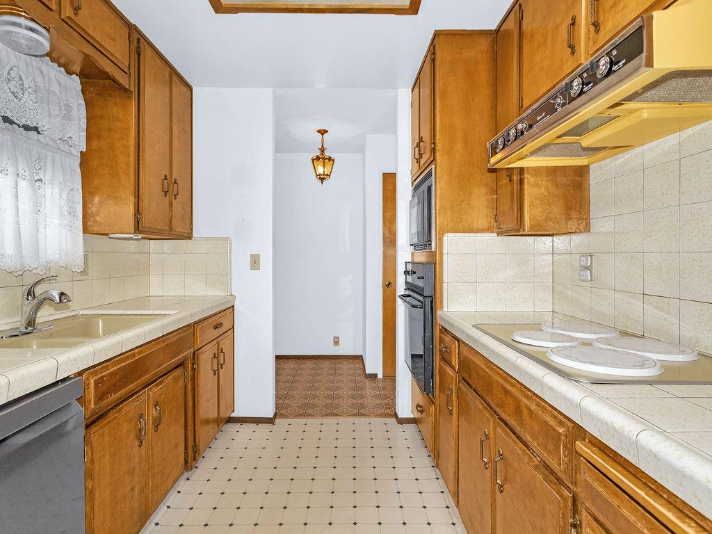 1700 Carignane Way, Escalon, CA 95320