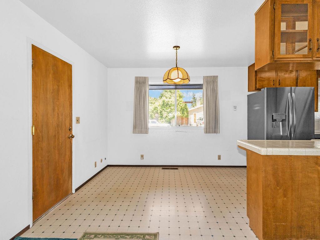 1700 Carignane Way, Escalon, CA 95320