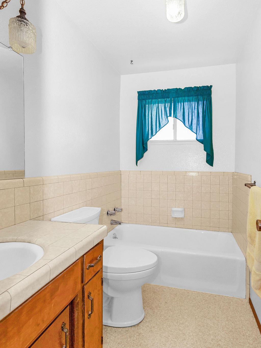1700 Carignane Way, Escalon, CA 95320