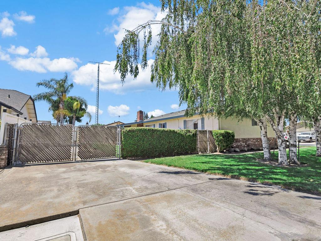1700 Carignane Way, Escalon, CA 95320