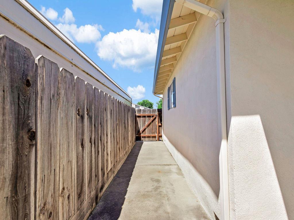 1700 Carignane Way, Escalon, CA 95320