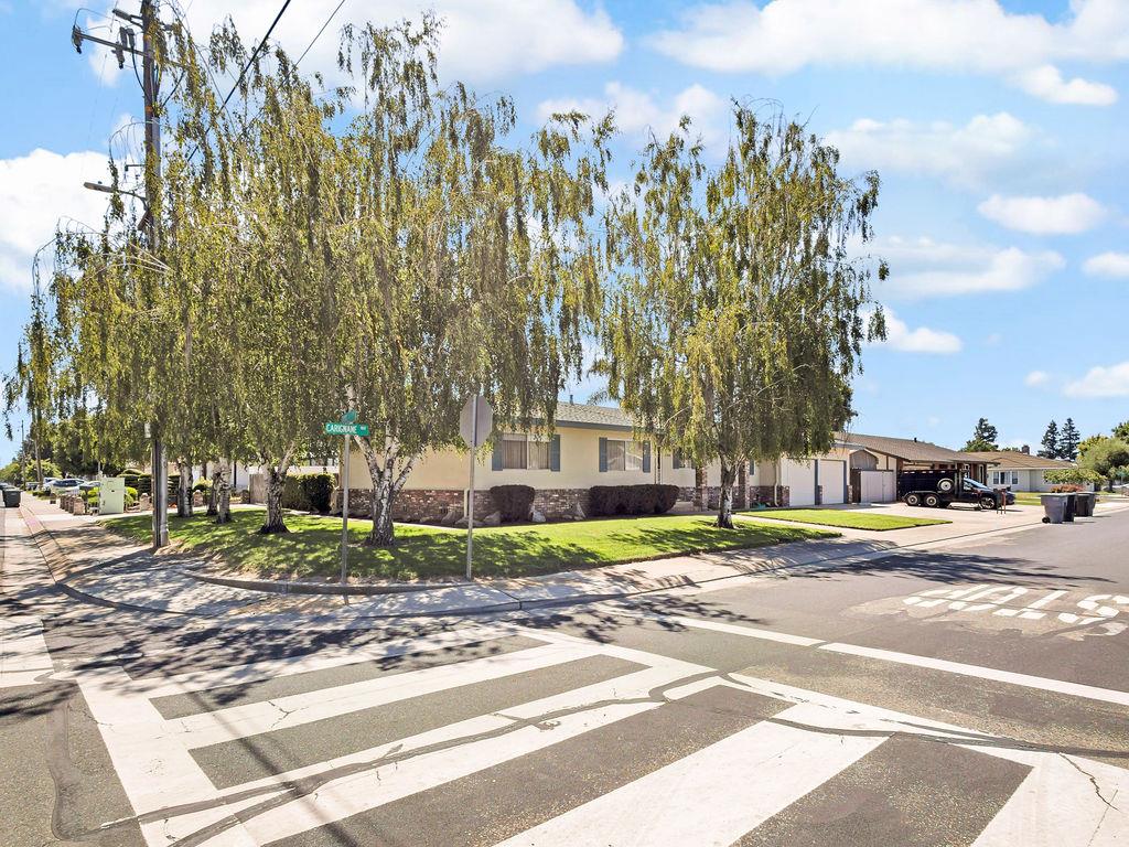 1700 Carignane Way, Escalon, CA 95320