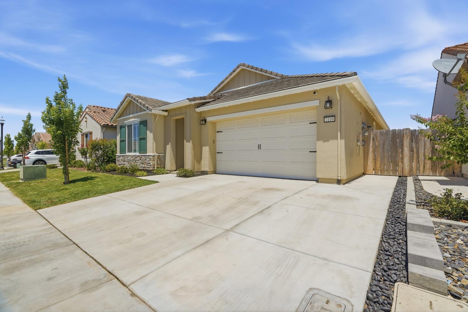 2119 Satinleaf Dr, Riverbank, CA 95367