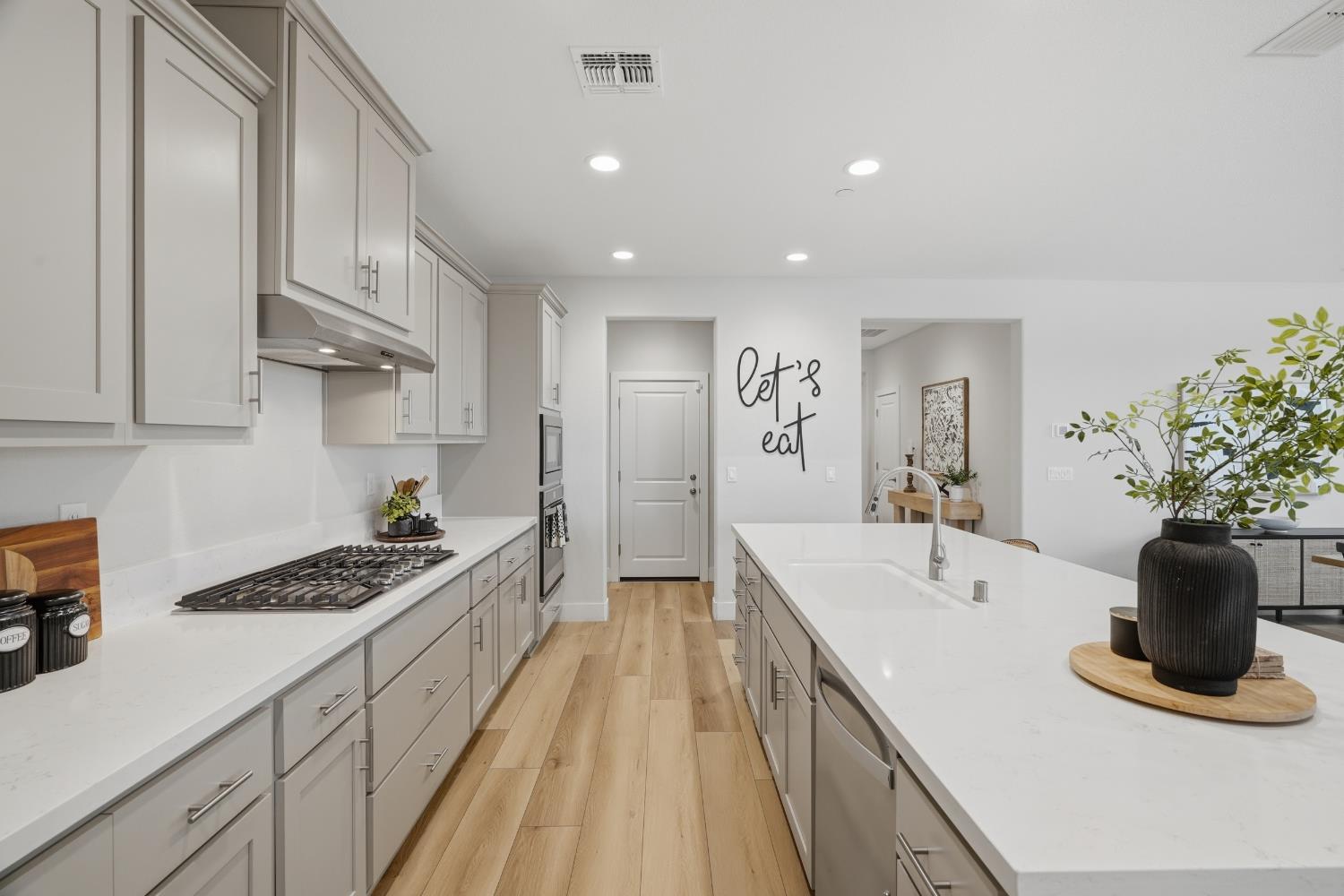 2119 Satinleaf Dr, Riverbank, CA 95367