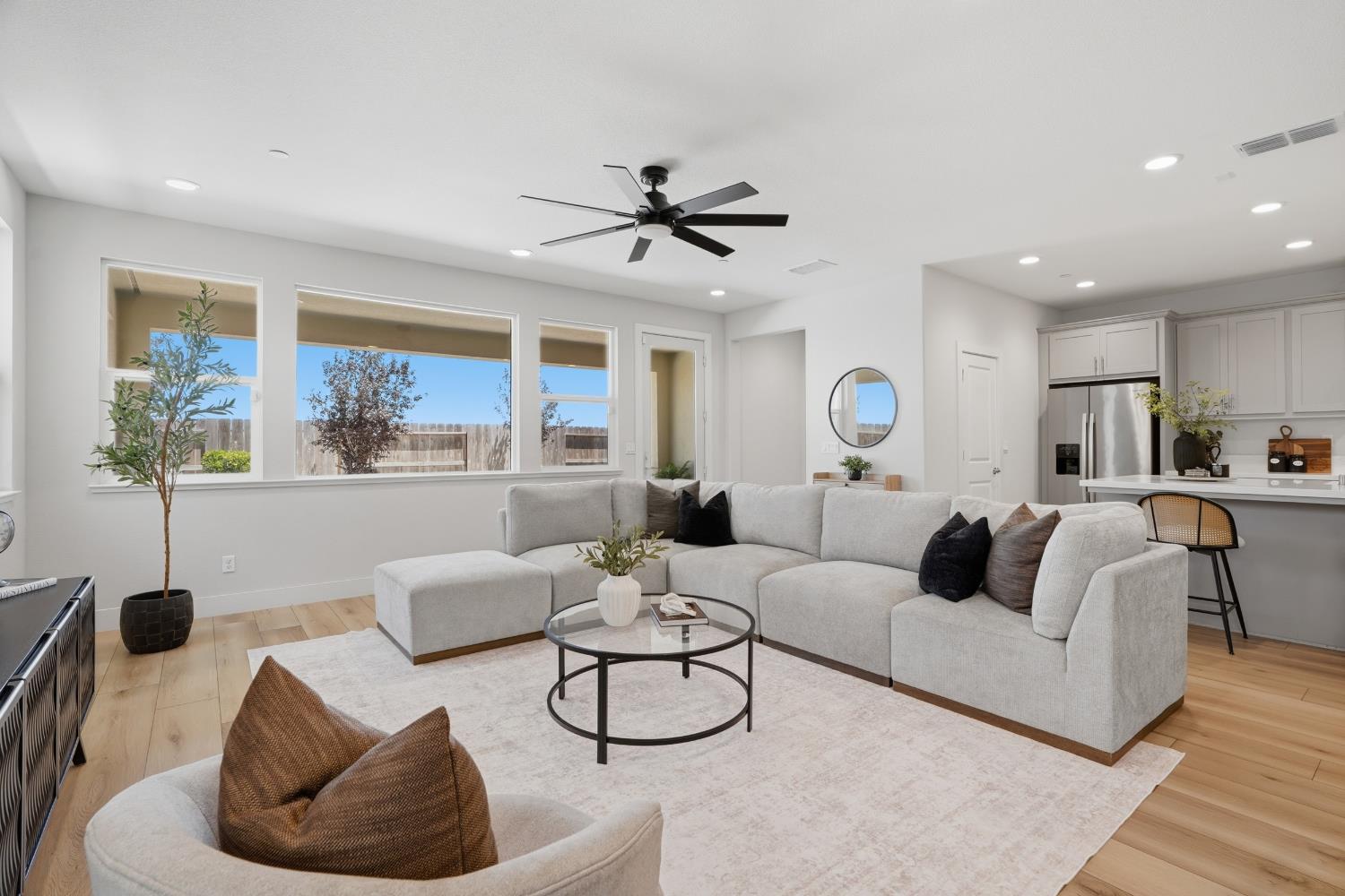 2119 Satinleaf Dr, Riverbank, CA 95367