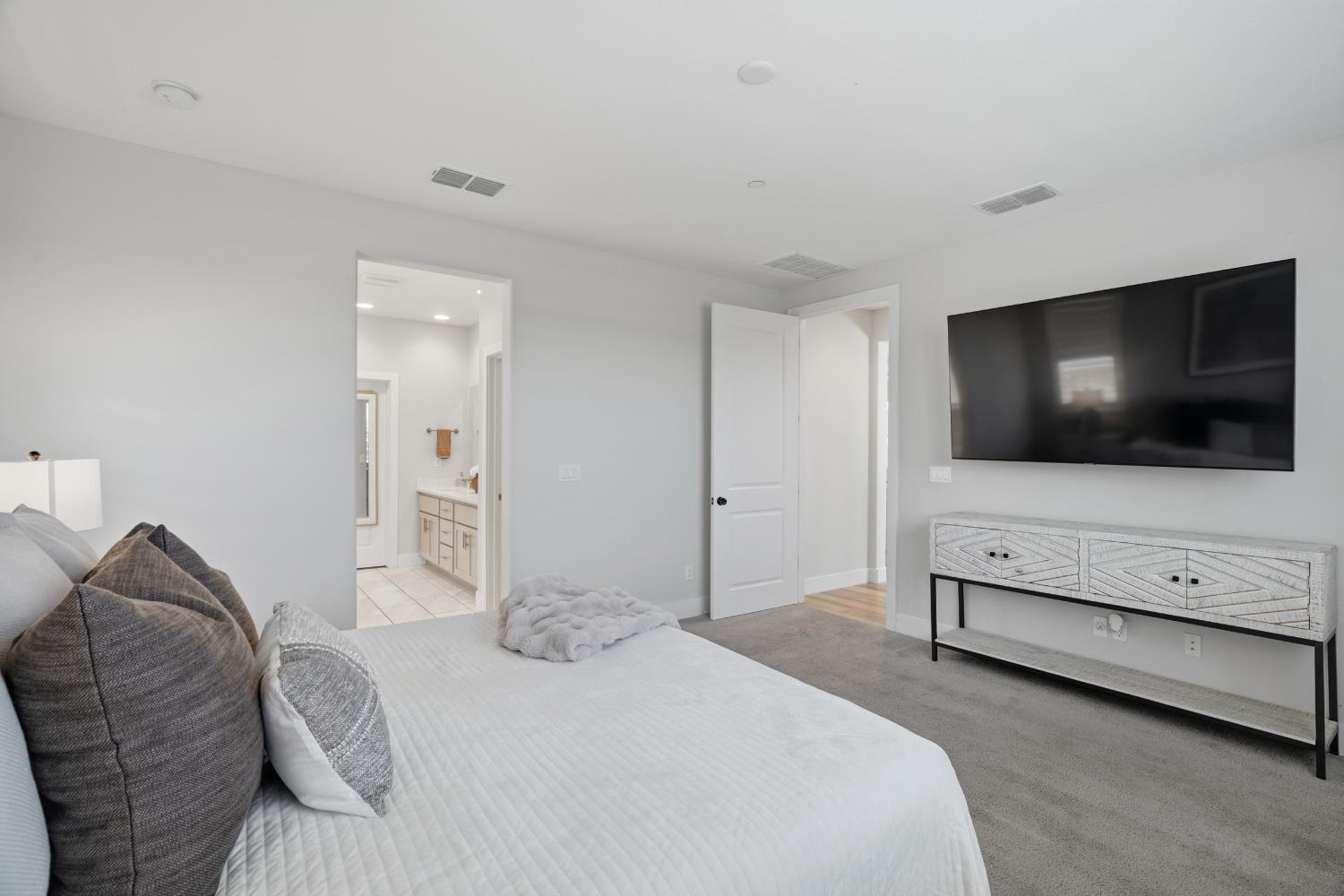 2119 Satinleaf Dr, Riverbank, CA 95367