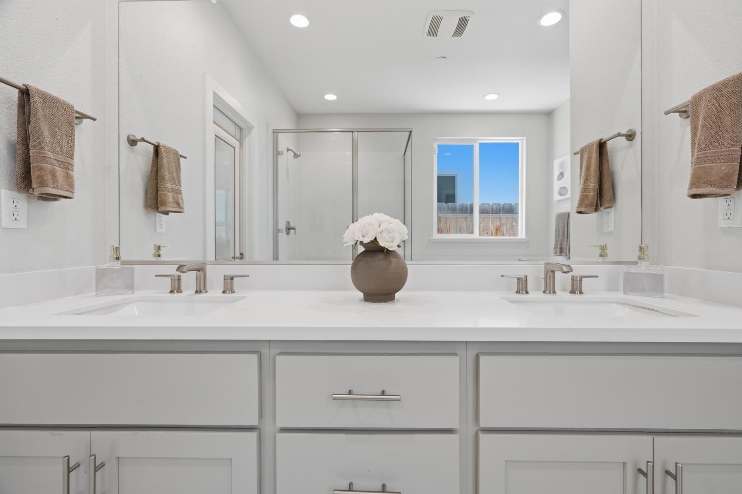 2119 Satinleaf Dr, Riverbank, CA 95367