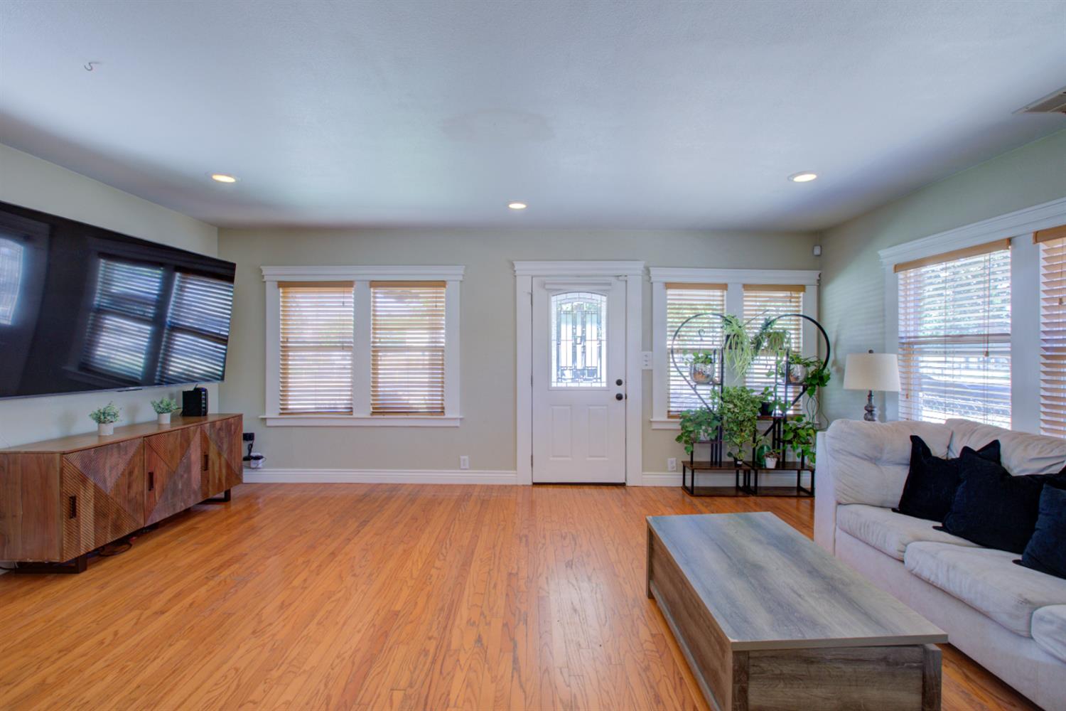2468 6th St, Hughson, CA 95326