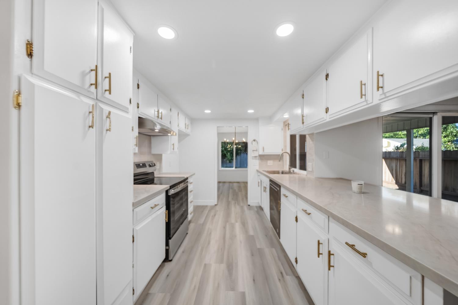 1413 Clovewood Ave, Modesto, CA 95355