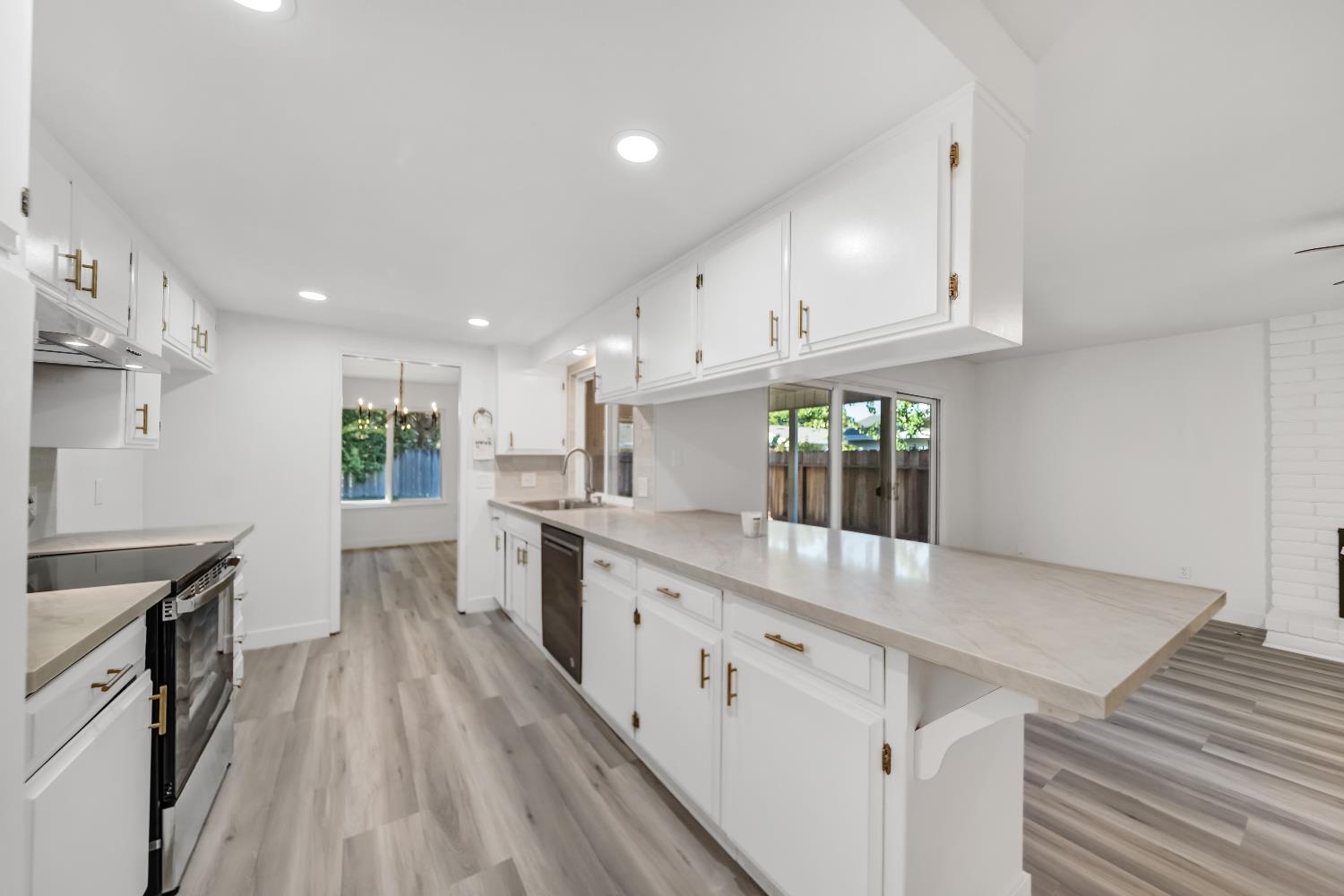 1413 Clovewood Ave, Modesto, CA 95355