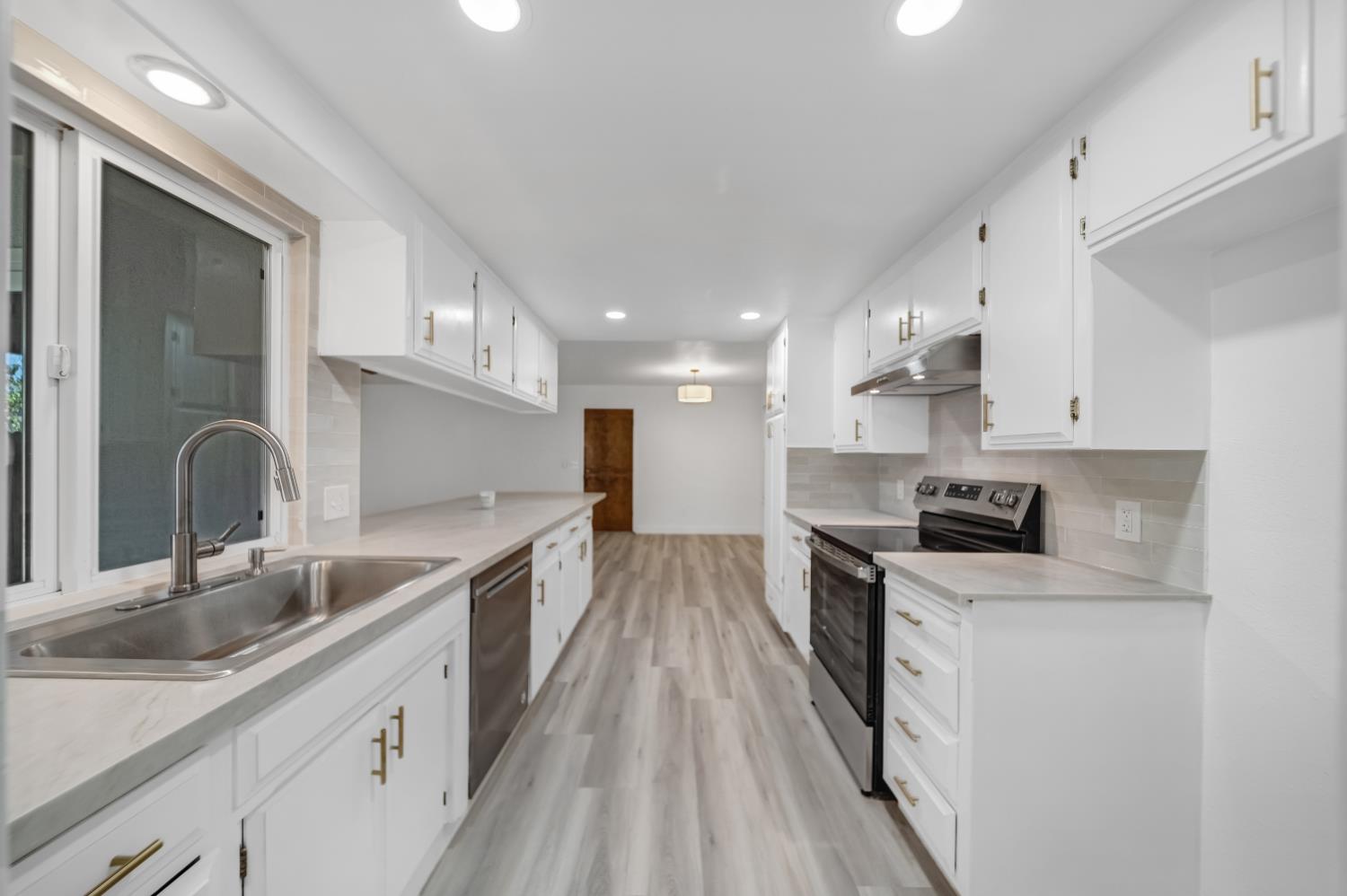 1413 Clovewood Ave, Modesto, CA 95355