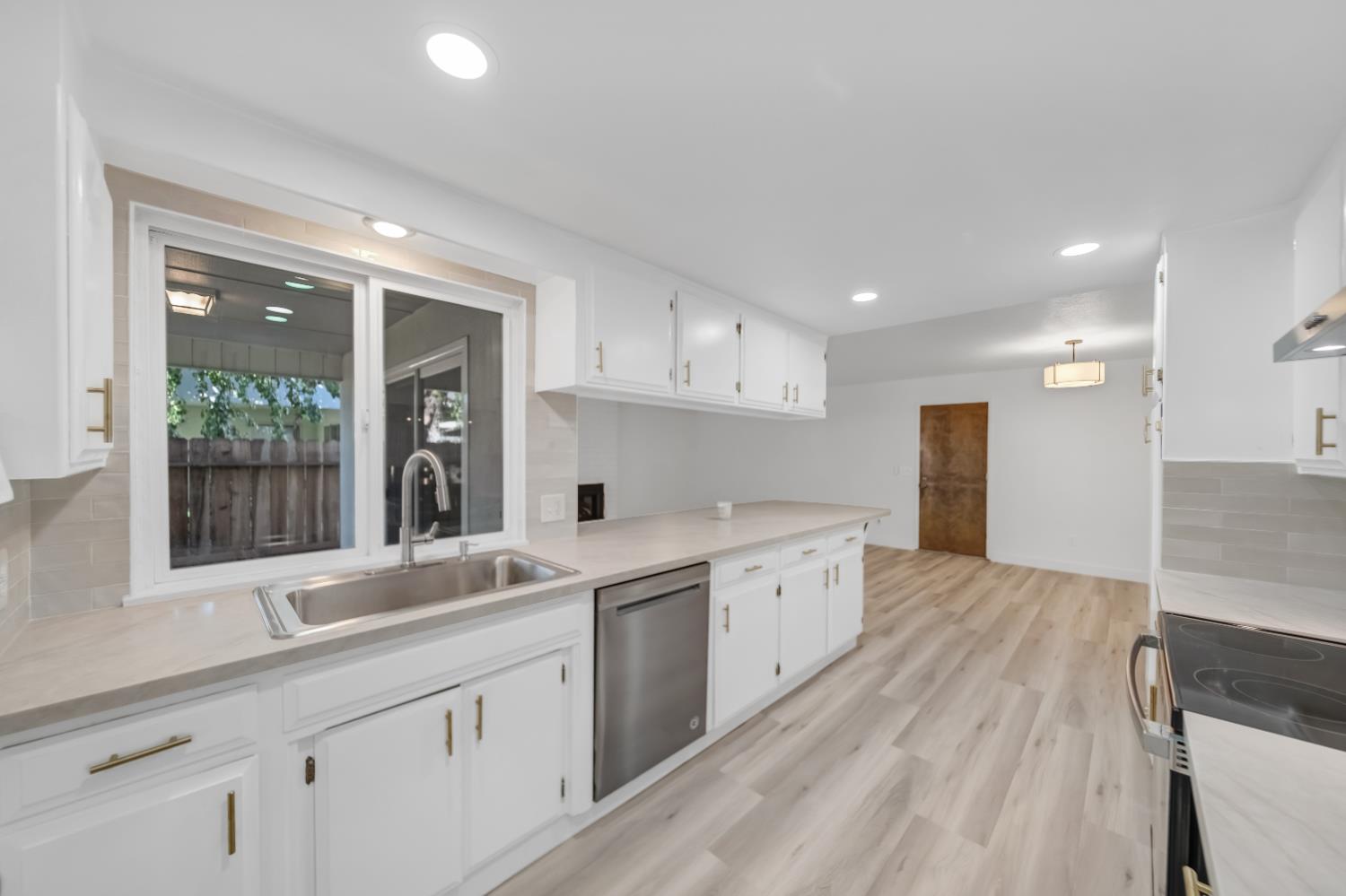 1413 Clovewood Ave, Modesto, CA 95355