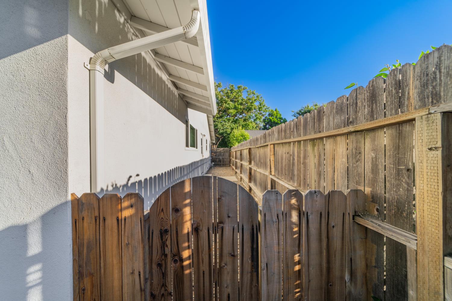 1413 Clovewood Ave, Modesto, CA 95355