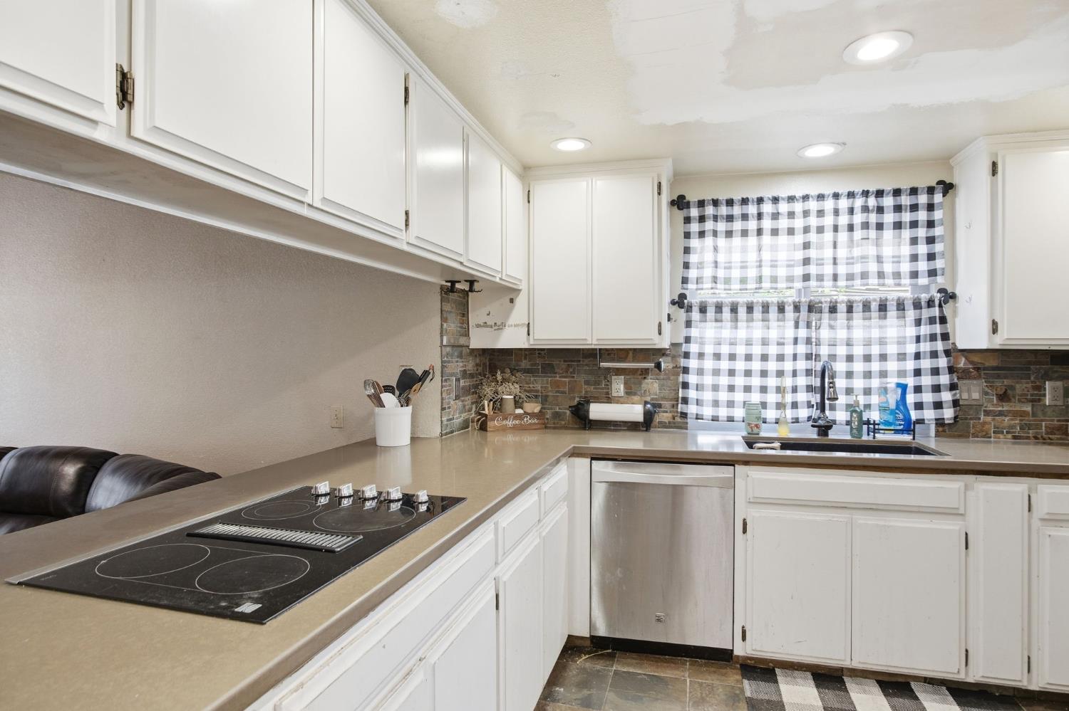 1421 El Pueblo Dr, Modesto, CA 95355