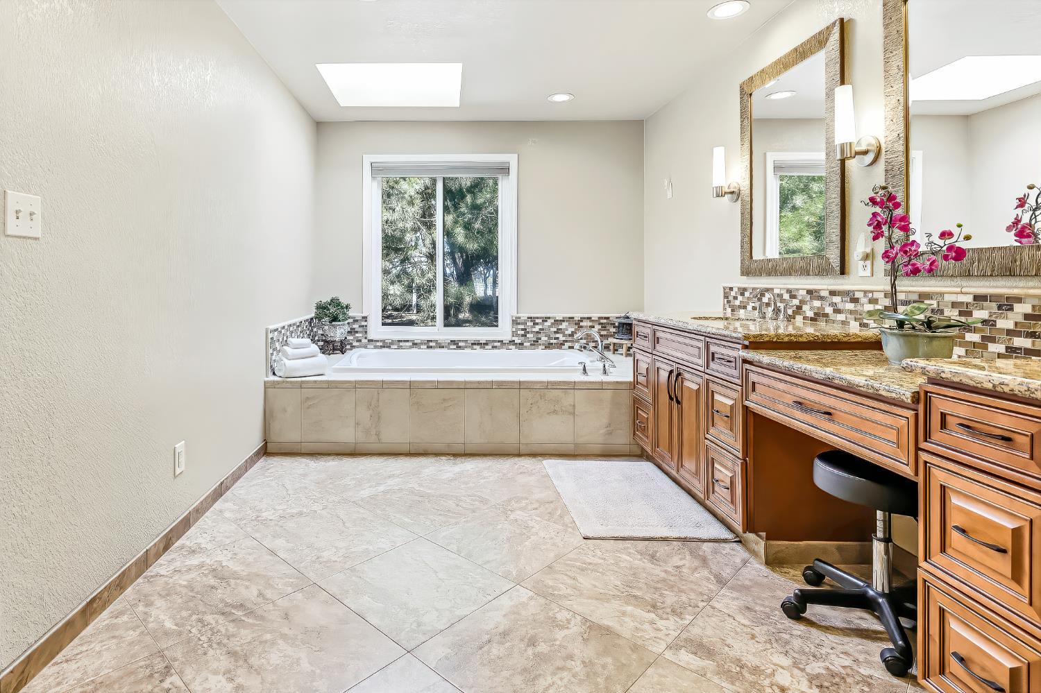 8918 Oak View Dr, Oakdale, CA 95361