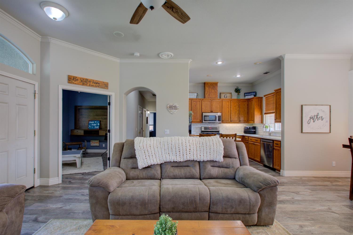 1704 Nutshell Ct, Hughson, CA 95326
