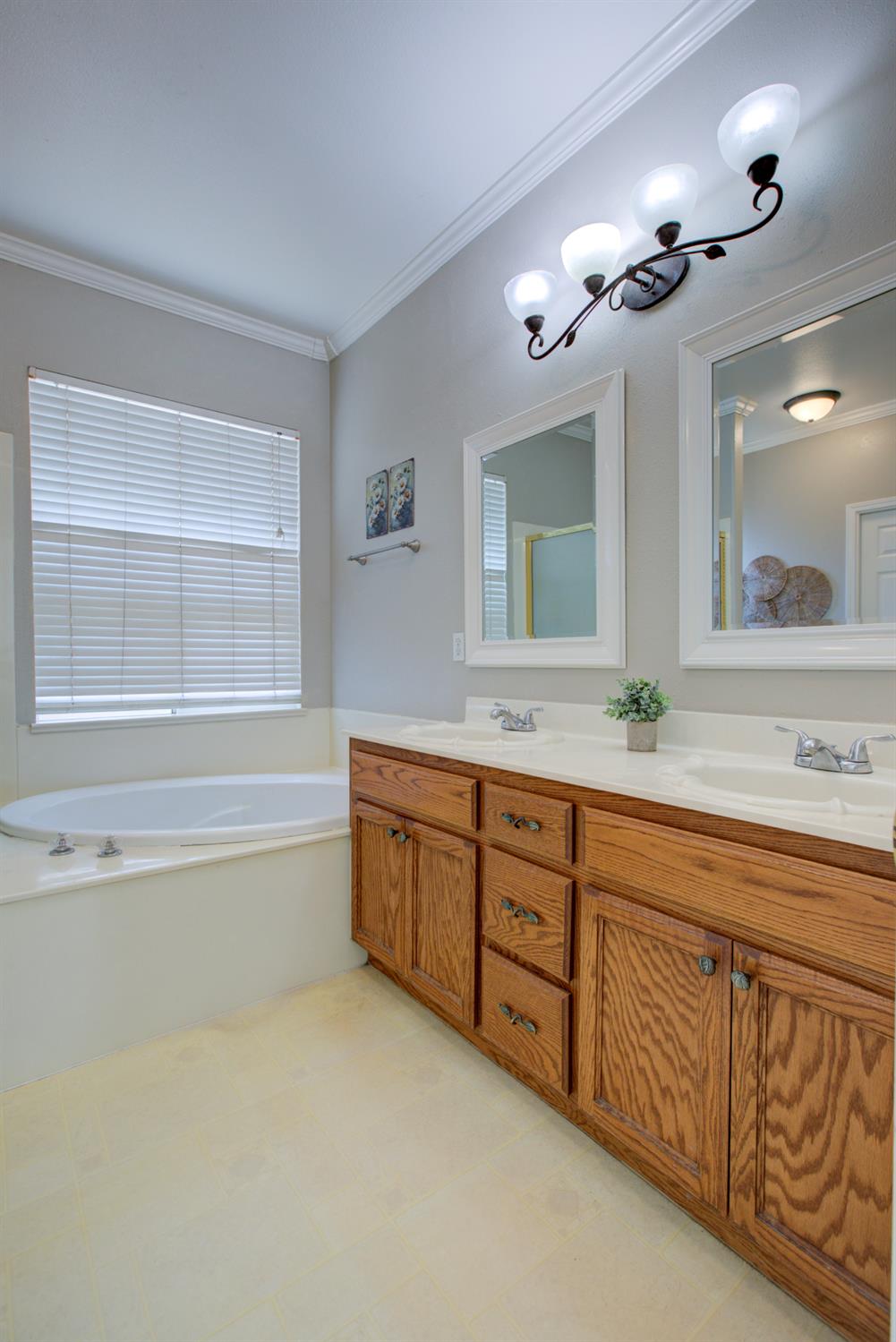 1704 Nutshell Ct, Hughson, CA 95326