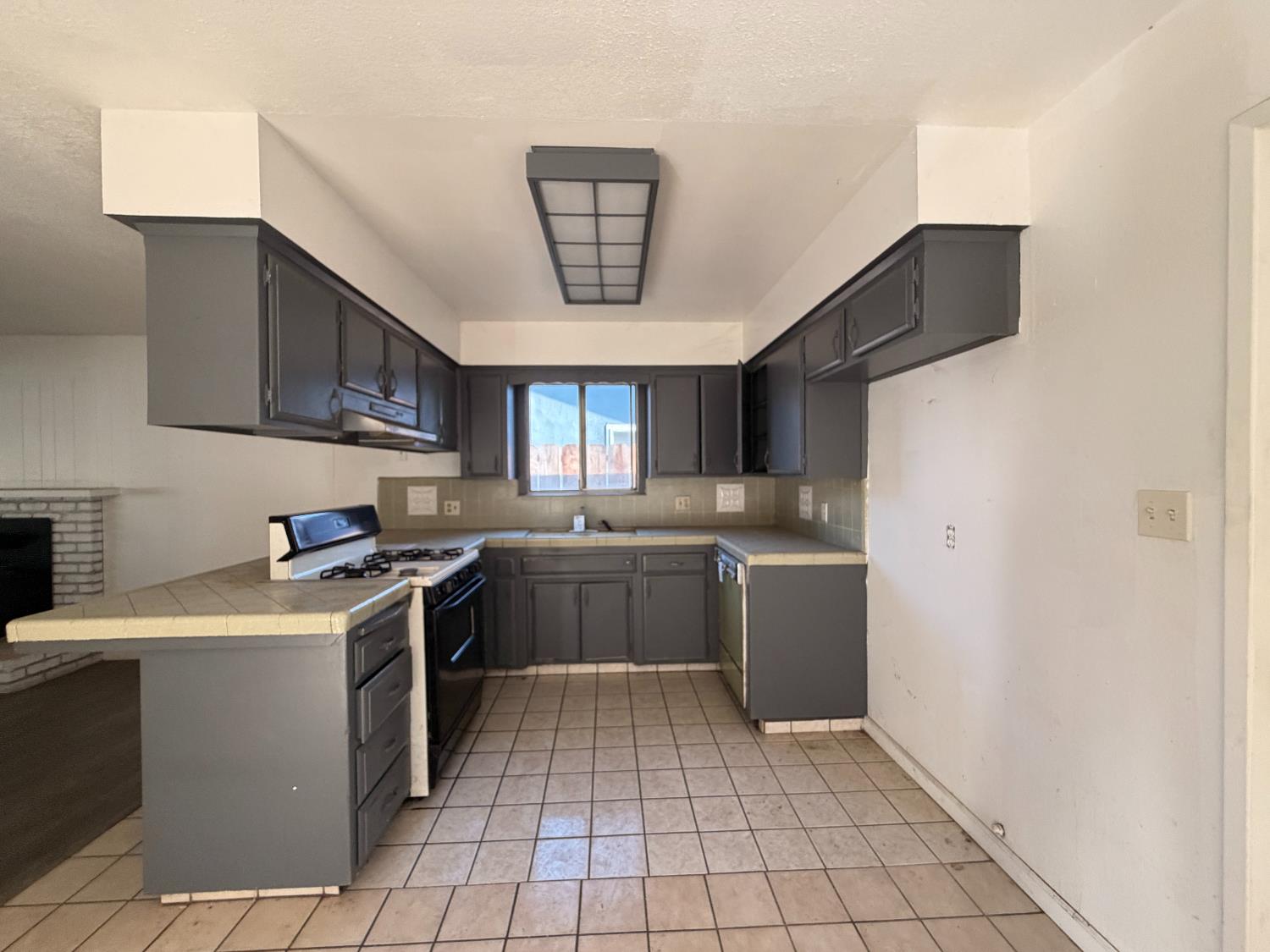370 N Lindale St, Porterville, CA 93257