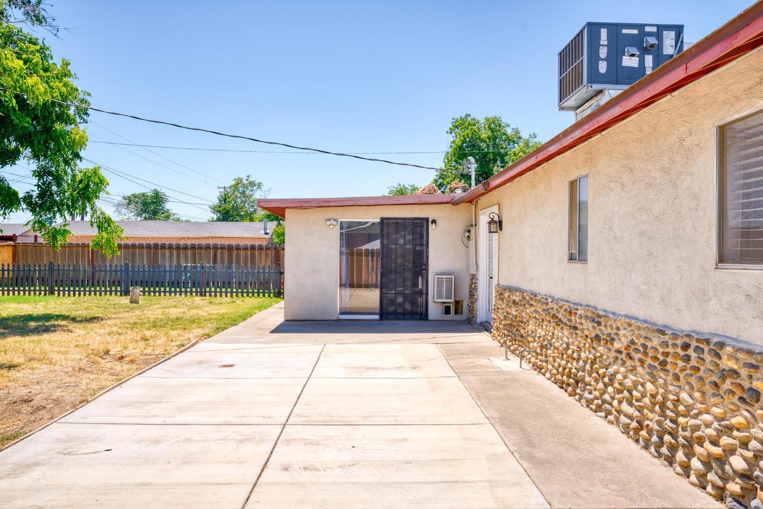 1636 Woodworth Ave, Modesto, CA 95351