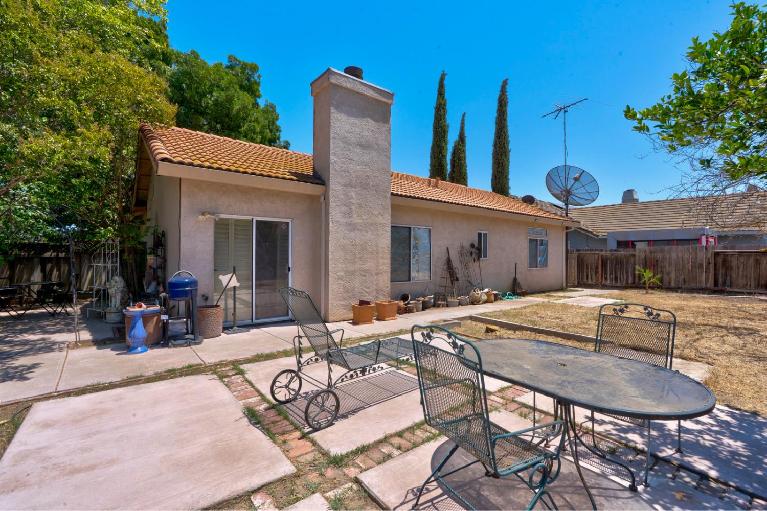 385 N 1st St, Los Banos, CA 93635