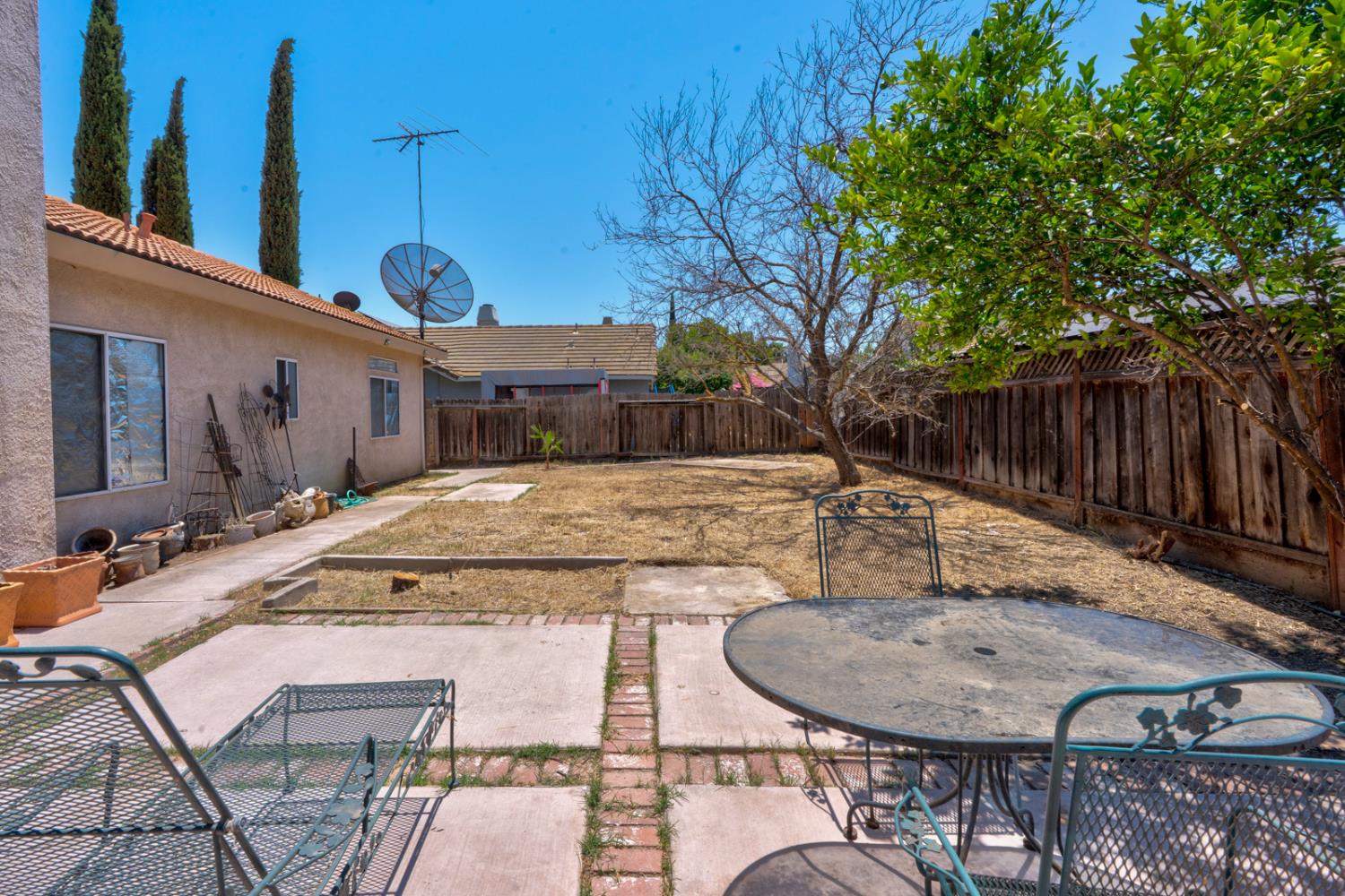 385 N 1st St, Los Banos, CA 93635