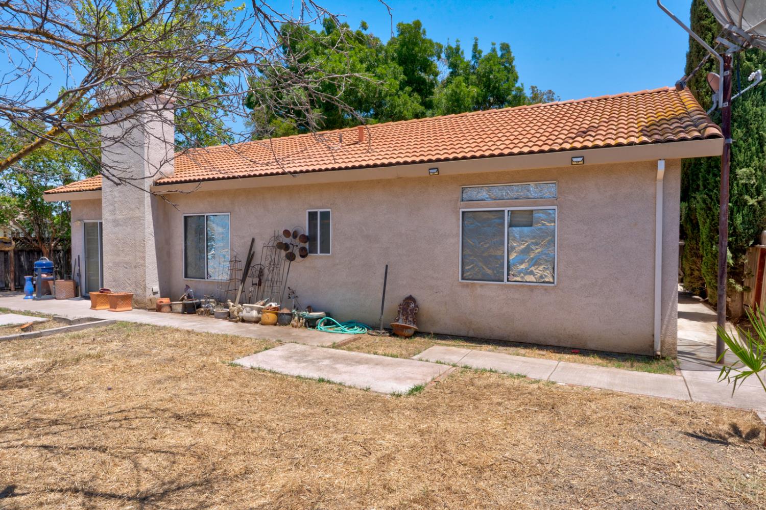 385 N 1st St, Los Banos, CA 93635