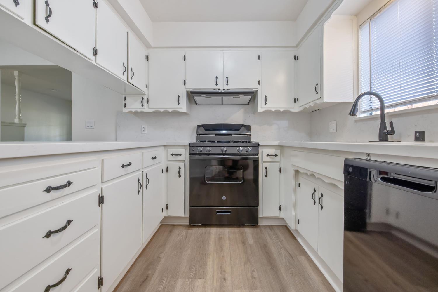 988 Laurel Ave, Lindsay, CA 93247