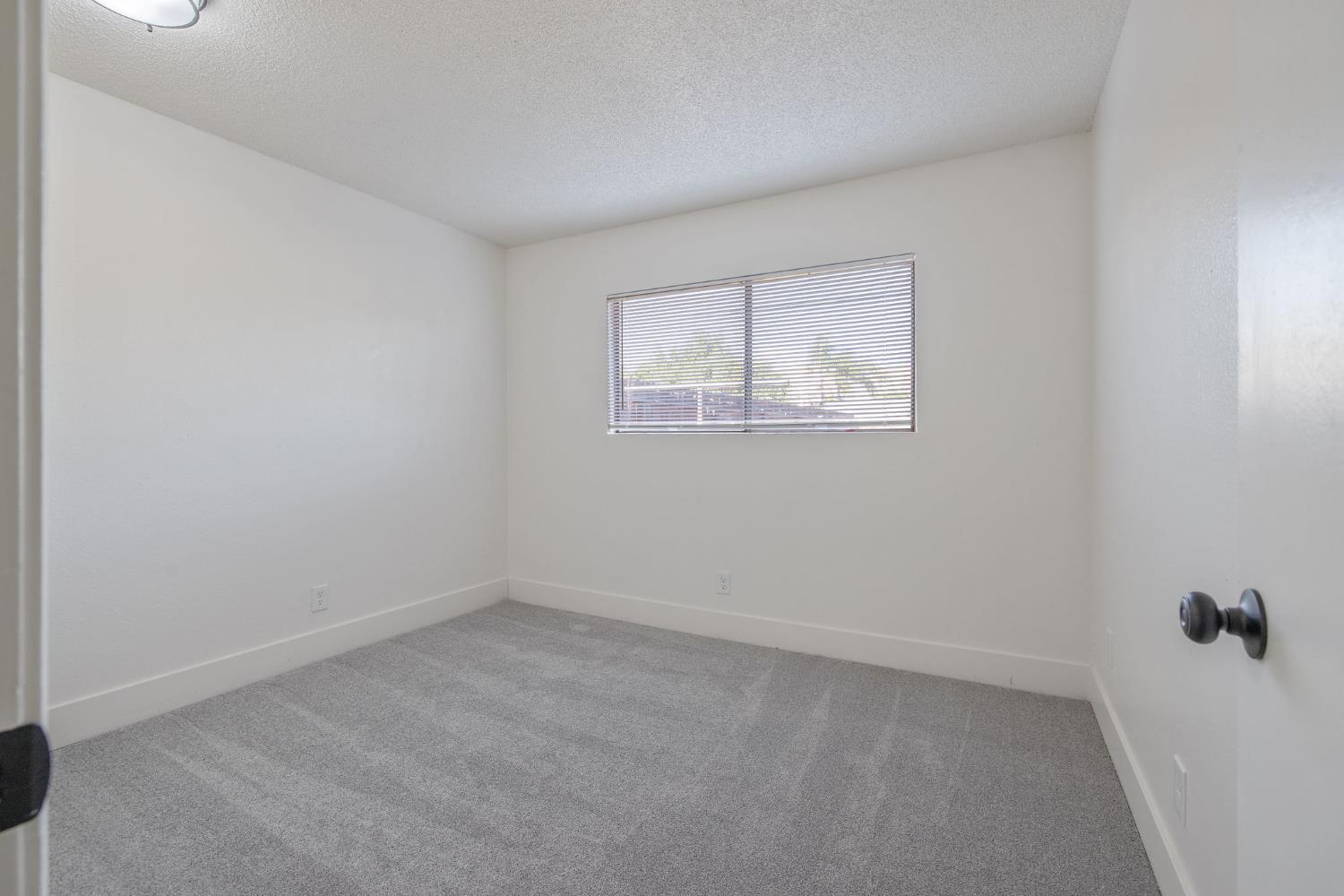 988 Laurel Ave, Lindsay, CA 93247