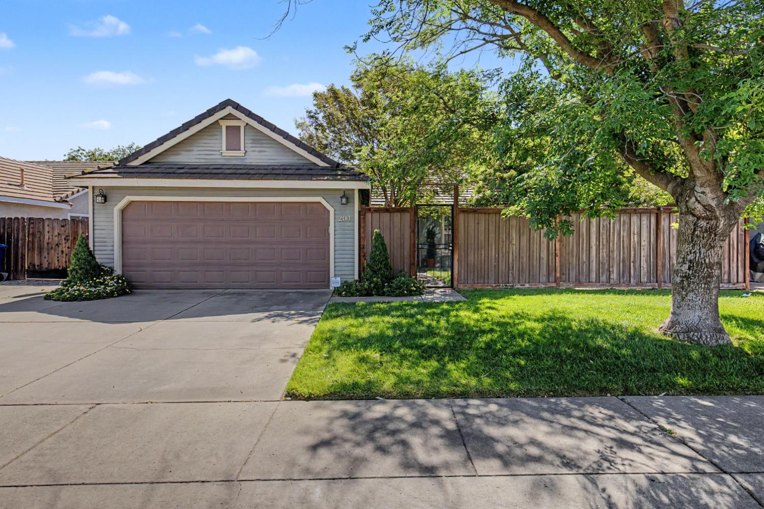 204 Gelf Ln, Modesto, CA 95357
