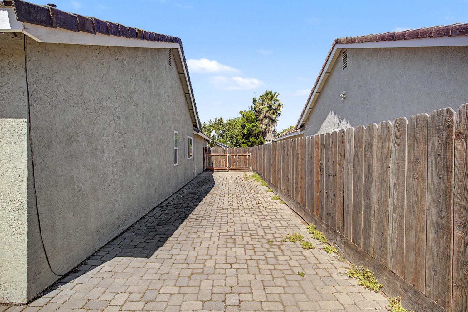 204 Gelf Ln, Modesto, CA 95357