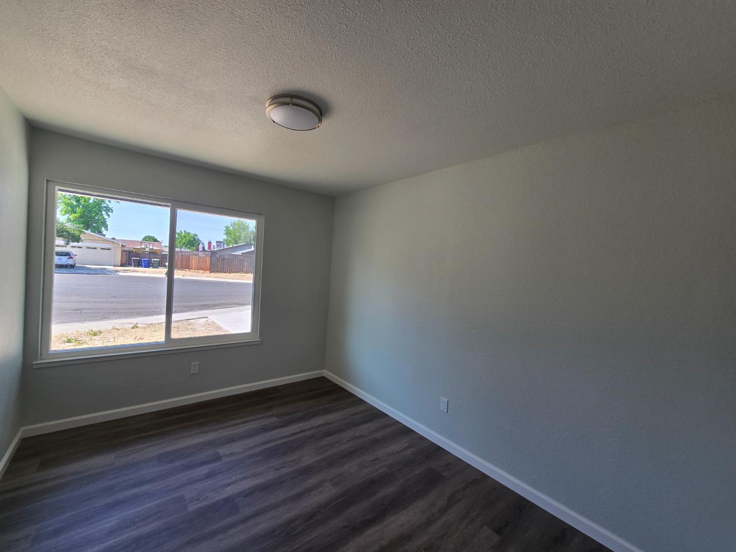 1500 NW Kirkland Ct, Modesto, CA 95356
