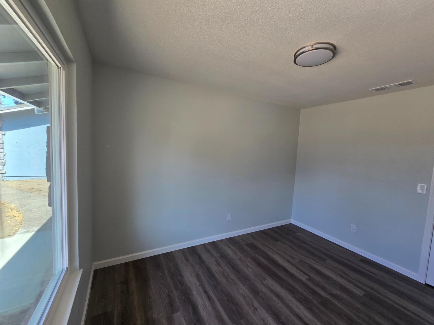 1500 NW Kirkland Ct, Modesto, CA 95356