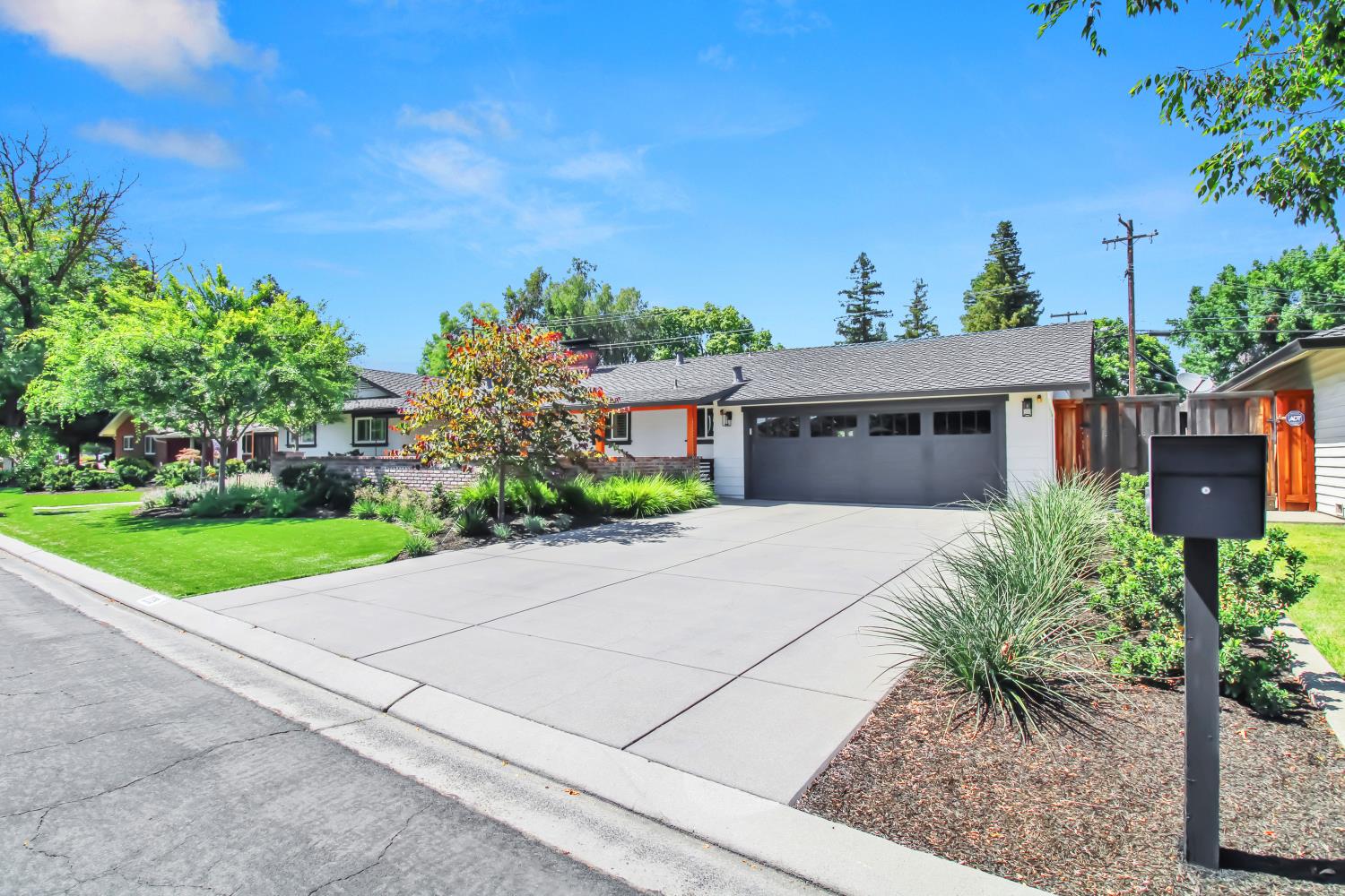 205 Robin Hood Dr, Modesto, CA 95350