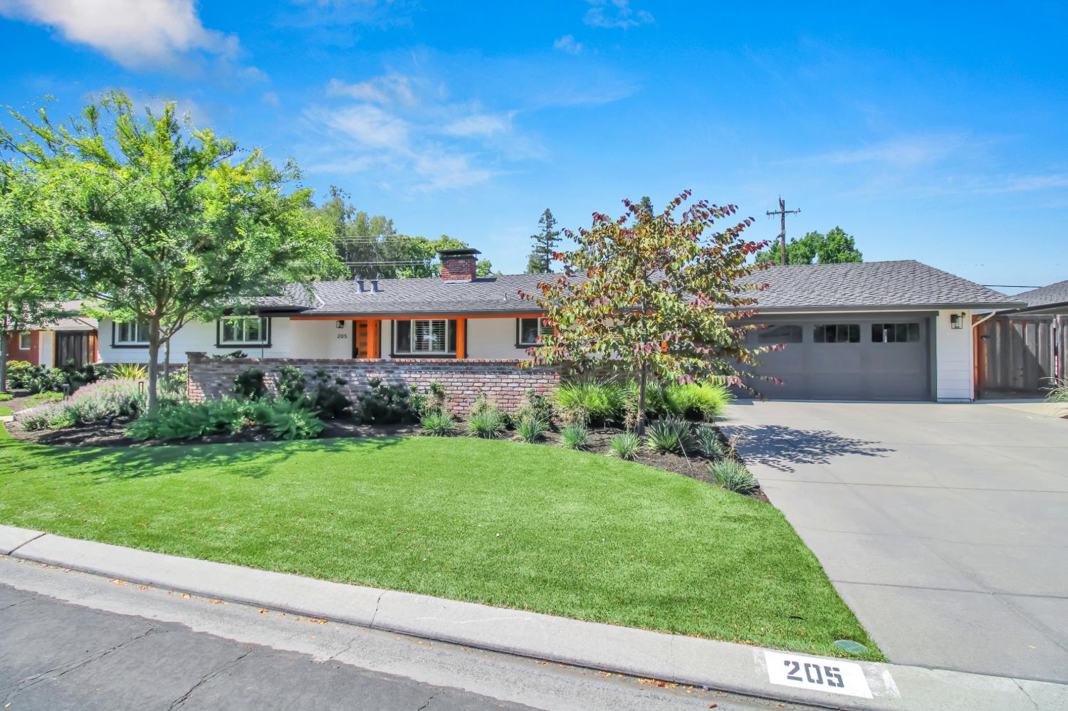 205 Robin Hood Dr, Modesto, CA 95350