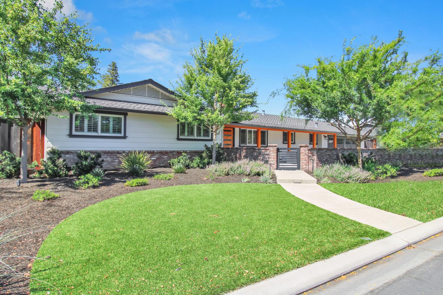 205 Robin Hood Dr, Modesto, CA 95350