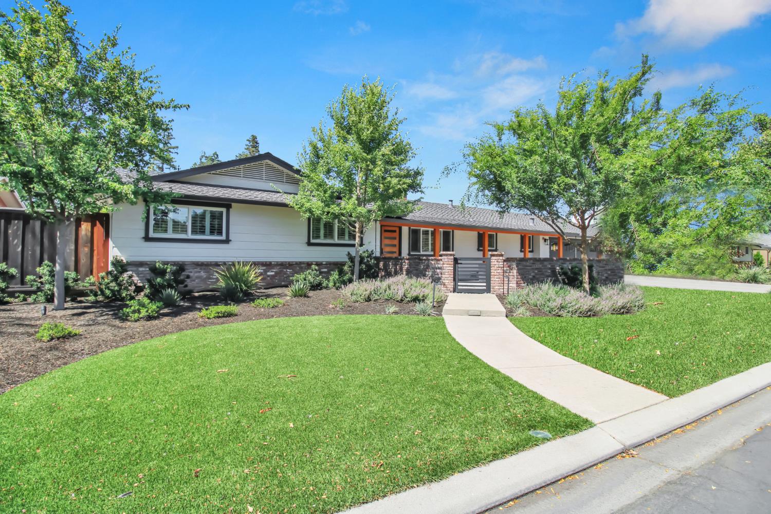 205 Robin Hood Dr, Modesto, CA 95350