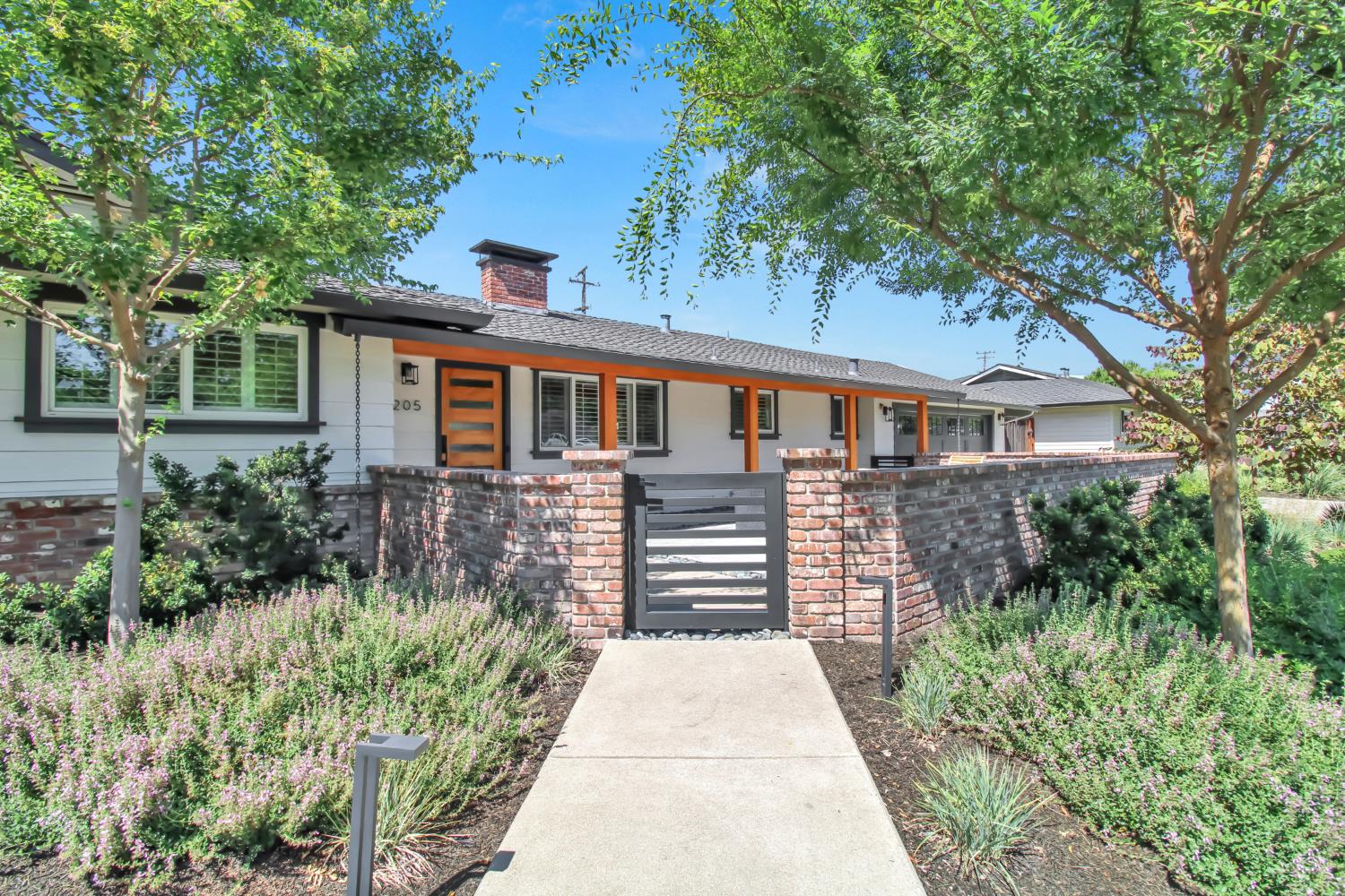205 Robin Hood Dr, Modesto, CA 95350