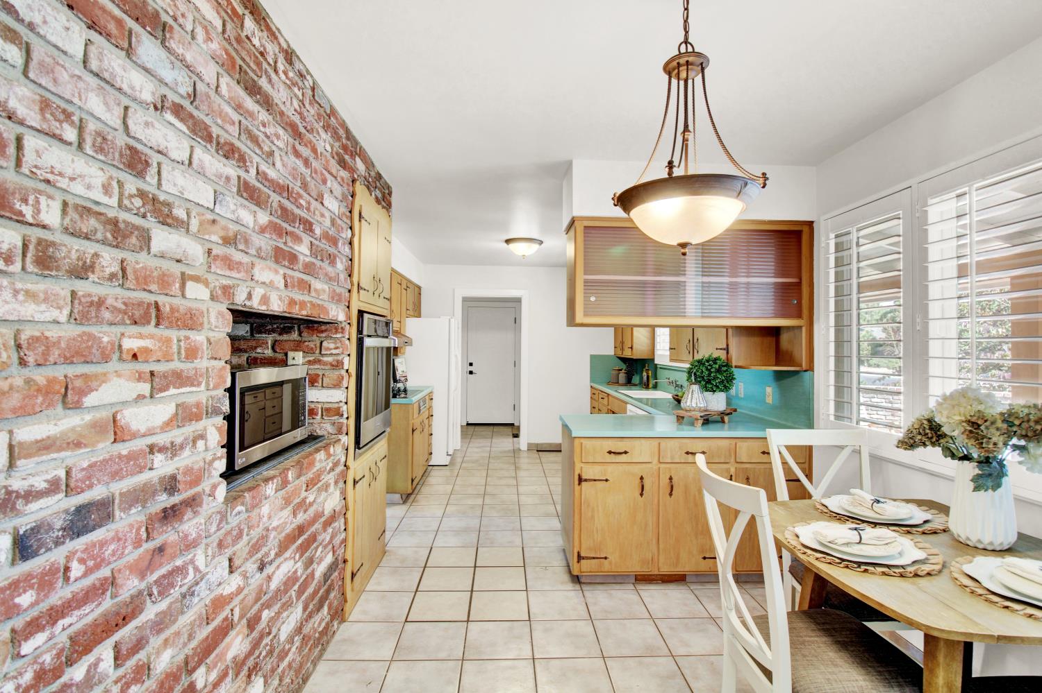 205 Robin Hood Dr, Modesto, CA 95350