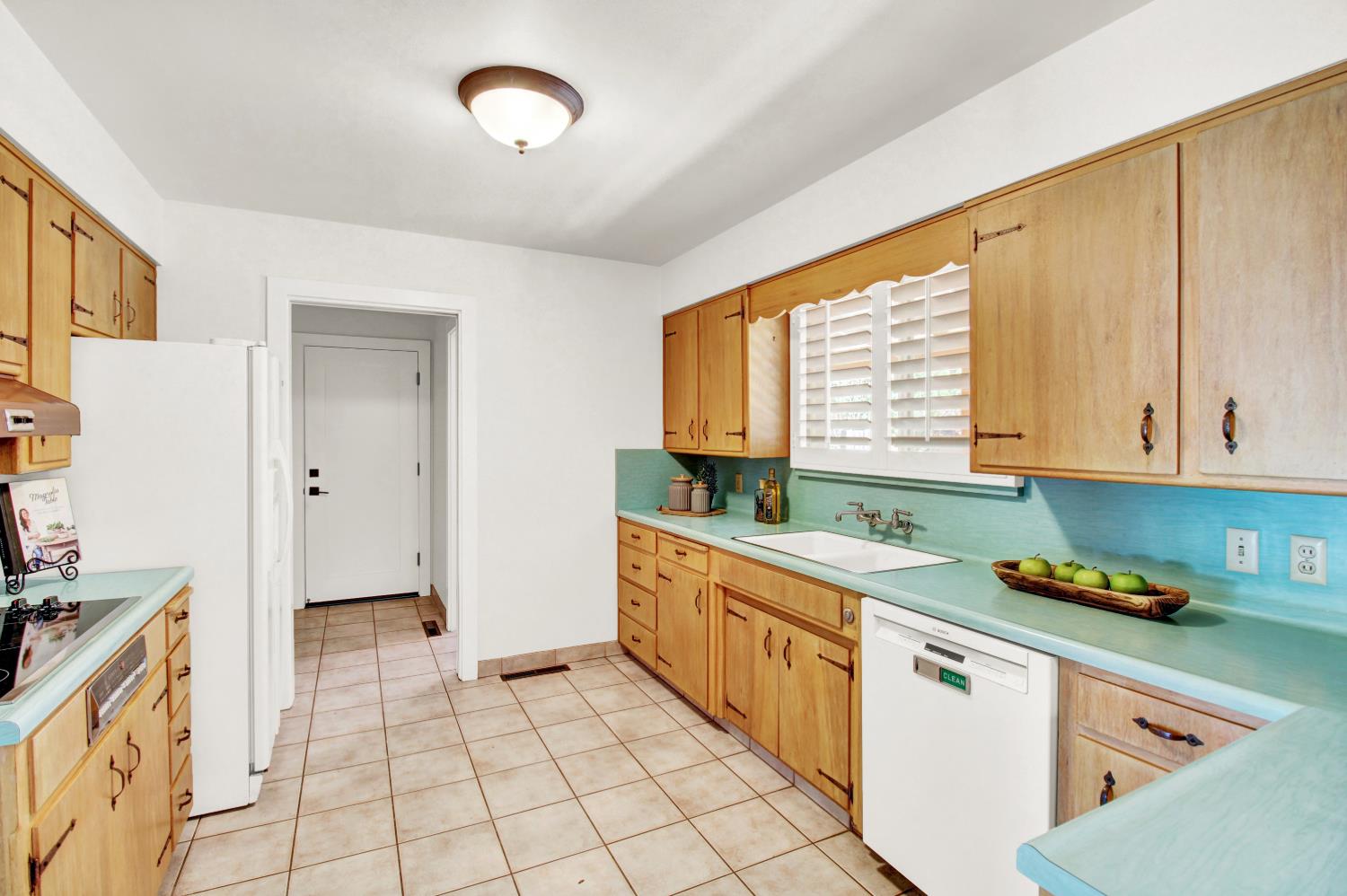 205 Robin Hood Dr, Modesto, CA 95350