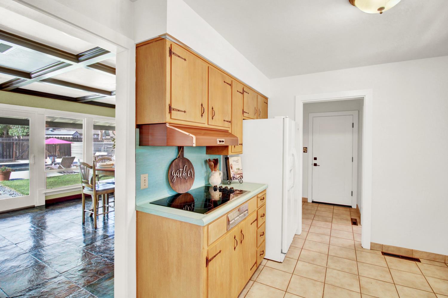 205 Robin Hood Dr, Modesto, CA 95350