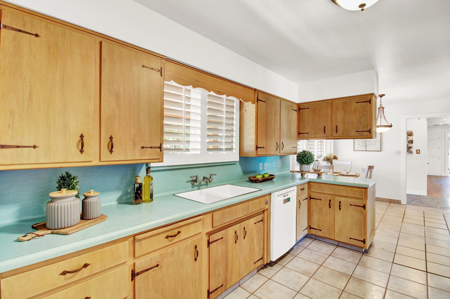 205 Robin Hood Dr, Modesto, CA 95350