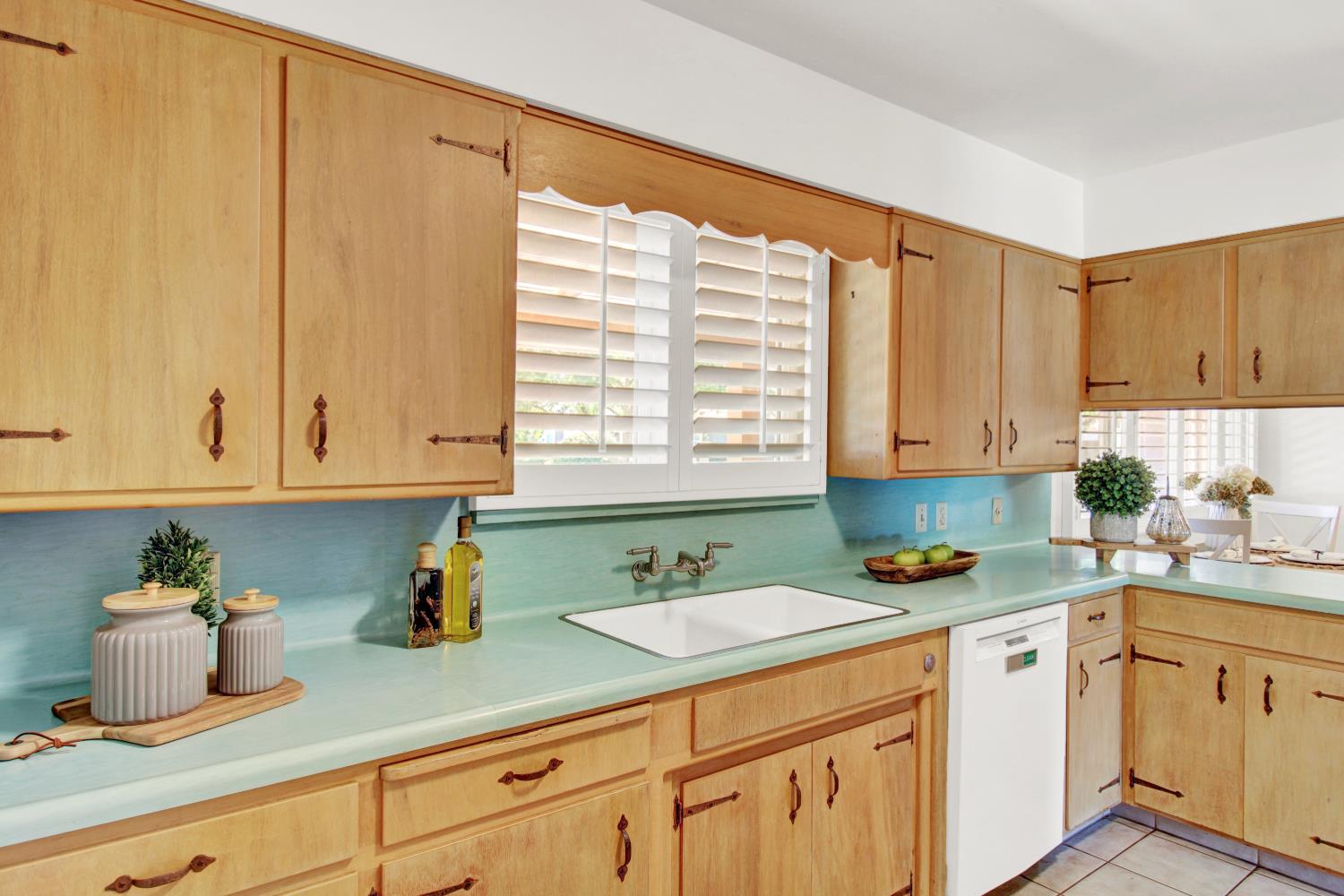 205 Robin Hood Dr, Modesto, CA 95350